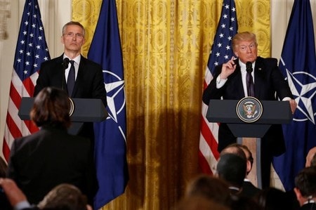 ４月１２日、トランプ米大統領（写真右）は、米国は必要な場合には、中国の協力なしに北朝鮮を巡る危機に対応する用意があるとの考えを示した。（２０１７年　ロイター/Jonathan Ernst）