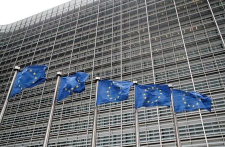 　ＥＵ加盟国は今週の首脳会議で、来冬に向けてガスや液化天然ガス（ＬＮＧ）、水素を共同購入することで合意する見通し。ロイターが確認した声明草案で分かった。写真はＥＵの旗。ブリュッセルで２０２１年７月撮影（２０２２年　ロイター／Yves Herman）