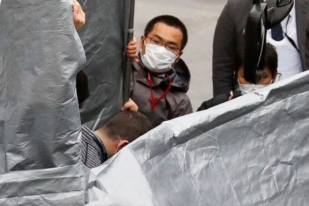 ３月２日　東京地検は日産自動車元会長カルロス・ゴーン被告の逃亡を助けた容疑で米国人親子２人を逮捕したと発表した。写真は成田空港に到着したテイラー・ピーター容疑者とみられる男性（２０２１年　ロイター/Kim Kyung-Hoon）