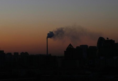 　１１月１４日、２０１６年の世界の温室効果ガス排出量が３６４億トンと３年連続で横ばいとなることが、１４日に発表された報告書で分かった。中国の排出量が減少したのが主な要因だという。写真は北京で２０１３年１１月撮影（２０１６年　ロイター／KIM KYUNG-HOON）