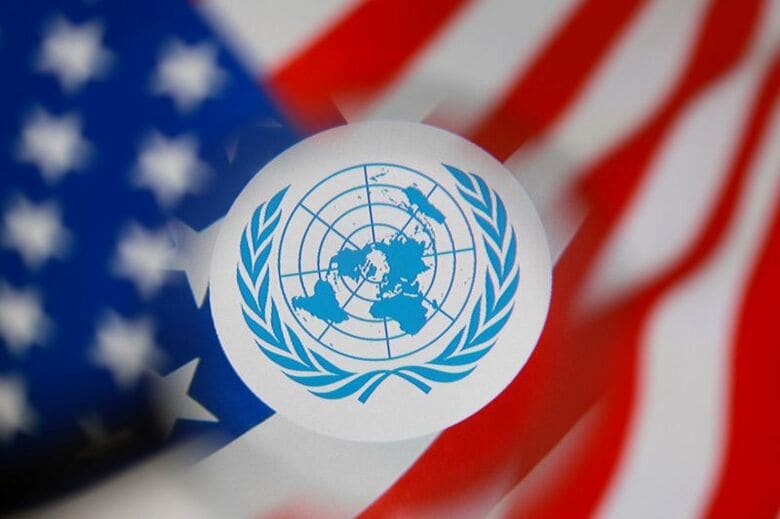 国連のロゴと米国旗。1月8日撮影のイメージ写真。REUTERS/Dado Ruvic/Illustration