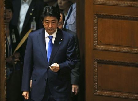 ７月１５日、安倍晋三政権が最重要政策と位置づける安全保障の関連法案が衆議院特別委員会で可決された。写真は委員会室に入る安倍首相（２０１５年　ロイター/Toru Hanai）