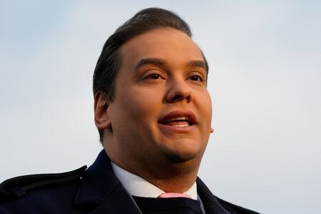 米下院は１日、詐欺や公金横領などの罪で起訴された共和党のジョージ・サントス議員（写真）を除名する決議案を可決した。下院議員の除名は史上６人目。１１月３０日、ワシントンで撮影（２０２３年　ロイター/Elizabeth Frantz）