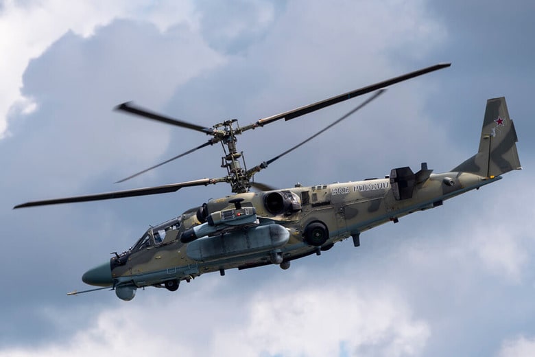 ロシア空軍のヘリコプター「Ka-52」（2021年7月25日、モスクワ州ジュコーフスキー）　aarrows-Shutterstock