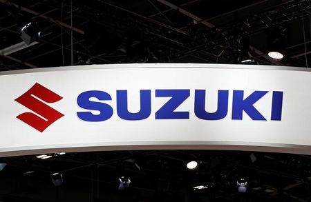 　４月２７日、ドイツ検察当局は、スズキのディーゼル車に違法な試験無効化装置が使用された疑惑を巡り捜索を行ったと発表した。写真はスズキのロゴ。パリで２０１８年１０月撮影（２０２２年　ロイター／Benoit Tessier）