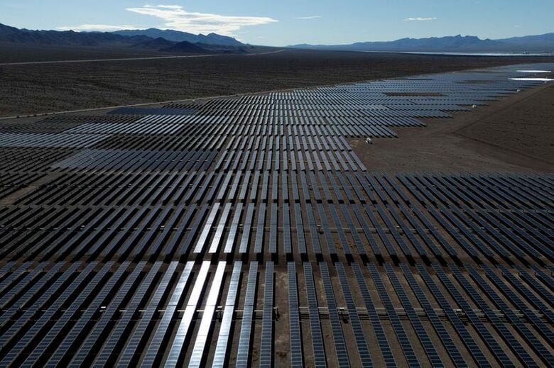 写真は太陽光パネル。2025年11月、米ネバダ州ボルダー市で撮影。 REUTERS/Daniel Cole