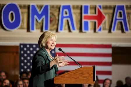 　１２月１６日、米大統領選の民主党有力候補であるクリントン前国務長官は、富裕層に３０％の最低税率を課す「バフェットルール」を拡充し、実効税率を上げるべきだと主張した。写真はネブラスカ州オマハでの演説時で１６日撮影 （２０１５年　ロイター/Lane Hickenbottom）