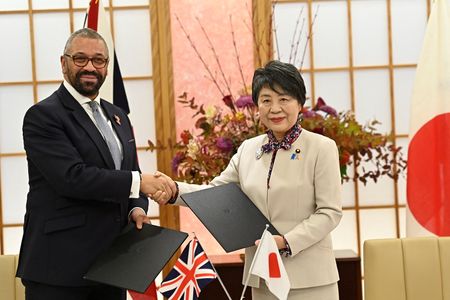 日英両政府は７日、都内で外務・防衛の閣僚会合（２プラス２）を開き、イスラム組織ハマスによるイスラエルへの攻撃を非難した上で、ガザで続く戦闘の人道的休止を求めた。写真は上川陽子外相（右）とクレバリー英外相。１１月７日、東京で撮影（２０２３年　代表撮影）