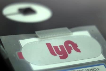 米配車サービス大手リフトは２９日、全従業員数の約２％に当たる９０人の人員削減を実施したことを明らかにした。削減はセールスとマーケティング部門で実施したとしている。ロサンゼルスで昨年５月撮影（２０２０年　ロイター/LUCY NICHOLSON）