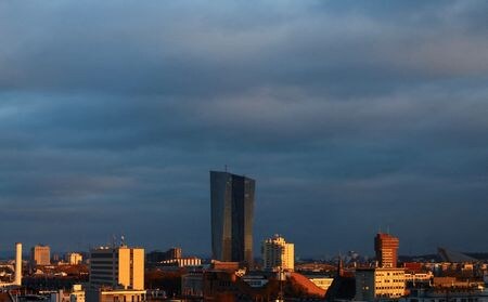 欧州中央銀行（ＥＣＢ）理事会メンバーのウンシュ・ベルギー中銀総裁は１９日、ＥＣＢは年内に複数回の利下げを行う可能性があるとし、６月と７月に連続で利下げすることも選択肢になるとの考えを示した。２０２３年１２月撮影（２０２４年　ロイター/Wolfgang Rattay/File Photo）