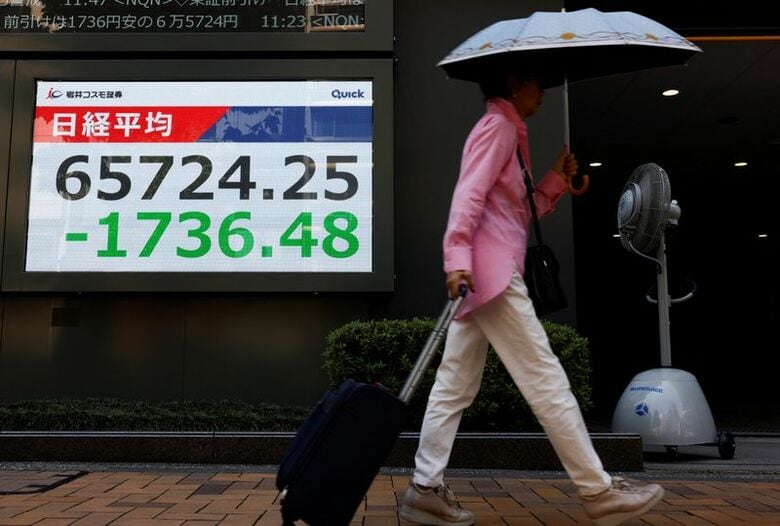 写真は都内の株価ボード前で8月19日撮影。REUTERS/Manami Yamada