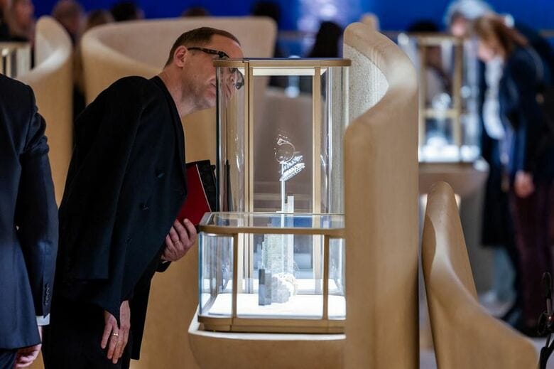 2024年4月9日、スイスのジュネーブでの展示会で、高級宝飾ブランド「カルティエ」のブースを見学する人。 REUTERS/Pierre Albouy