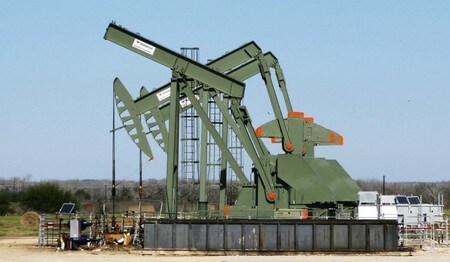 　４月２日、アジア時間の原油先物は上昇。米国内の石油掘削リグ稼働数が減少したことや米国が対イラン制裁を再発動する可能性があるとの見方が背景。写真はテキサスの掘削リグ。２０１６年１月撮影（２０１８年　ロイター／Anna Driver）
