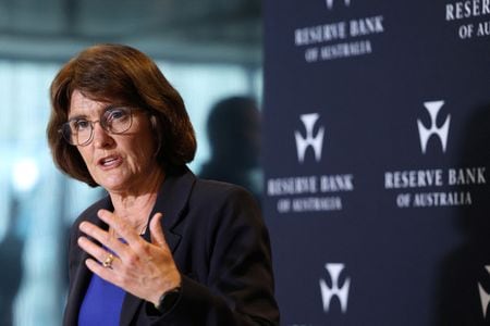 写真はオーストラリア準備銀行（中央銀行、ＲＢＡ）のブロック総裁。２０２５年４月、シドニーで撮影。REUTERS/Hollie Adams