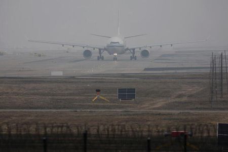 　旅行データ会社ＯＡＧによると、世界の航空輸送能力が今週、今年最高を記録した。ロックダウンにもかかわらず、中国の国内需要が拡大した。写真は３月、北京の空港で撮影（２０２２年　ロイター／Tingshu Wang）
