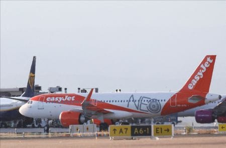 欧州航空機大手エアバス、英格安航空イージージェット、英航空機エンジン大手ロールスロイスの３社は５日、二酸化炭素（ＣＯ２）を排出しない水素航空機を英国で商業化するための提携を発表した。写真はイージージェットのエアバスA320neo。スペインで２２年６月撮影。（2023年 ロイター/Isabel Infantes/File Photo）