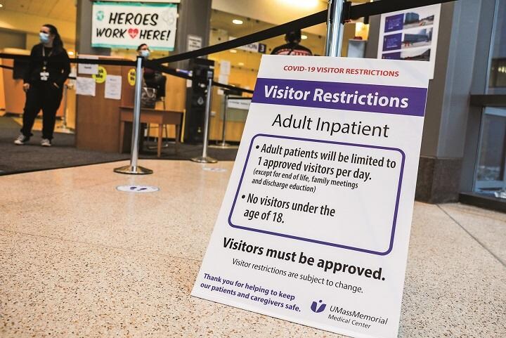 全米の病院では来院者を厳しく制限している（マサチューセッツ州の病院）　ERIN CLARKーTHE BOSTON GLOBE／GETTY IMAGES