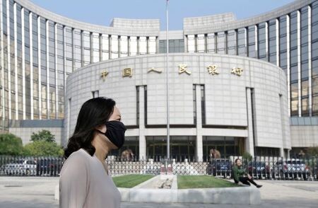 中国人民銀行（中央銀行）は２０日、銀行の貸出金利の指標となる最優遇貸出金利（ローンプライムレート、ＬＰＲ）を１０カ月連続で据え置いた。写真は外観、２０１８年９月撮影（２０２１年　ロイター／Jason Lee）