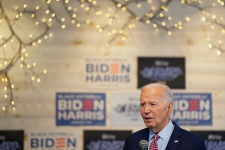 　６月２０日、米大統領選でバイデン大統領（写真）の再選を支持するスーパーＰＡＣ（政治活動委員会）は、ソーシャルメディア上で影響力を持つトランプ前大統領に対抗するために数百万ドルの調達を目指している。写真は５月、米フィラデルフィアで撮影（２０２４年　ロイター/Elizabeth Frantz）