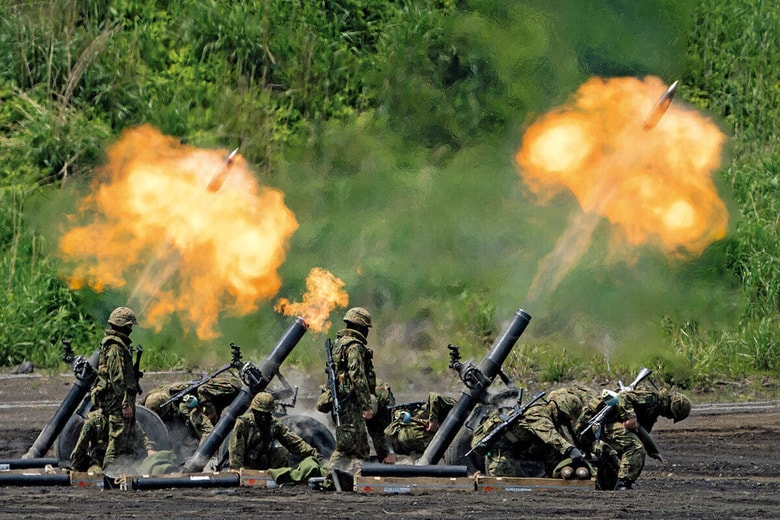 陸上自衛隊の実弾射撃演習「富士総合火力演習」は離島での戦闘を想定している（写真は23年5月）　TOMOHIRO OHSUMI/GETTY IMAGES