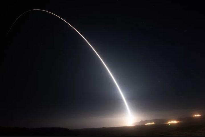 アメリカの弾道ミサイル実験（8月11日、カリフォルニア州）　MICHAEL PETERSON/U.S. ARMY SPACE AND MISSILE DEFENSE COMMAND