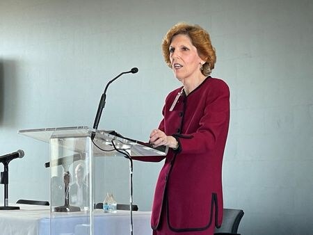 米クリーブランド地区連銀のメスター総裁は２８日、米連邦準備理事会（ＦＲＢ）の政策声明文について、経済動向に関する評価などを記述するために現在よりも幾分長くすることが有益だとの見解を示した。写真はメスター総裁。ニューヨークで２月撮影。（2024年 ロイター/Lananh Nguyen/File Photo）