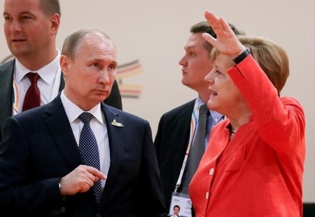 　９月２６日、クレムリン（ロシア大統領府）が声明で明らかにしたところによると、ロシアのプーチン大統領（写真左）は、ドイツの総選挙後にメルケル首相（右）と電話で会談し、選挙での勝利に祝意を示した。独ハンブルクで開かれたＧ２０首脳会合で７月撮影（２０１７年　ロイター/Kay Nietfeld/Pool/File Photo）