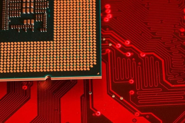コンピューターのマザーボードとチップ。2025年8月撮影。 REUTERS/Dado Ruvic