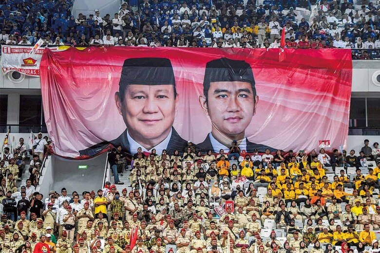 プラボウォ国防相（左）はジョコの長男ギブランを副大統領候補に起用　GALIH PRADIPTAｰANTARA FOTOｰREUTERS