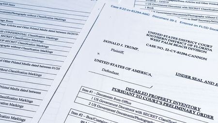 米連邦捜査局（ＦＢＩ）が今年８月に行ったトランプ前大統領のフロリダ州の邸宅「マールアラーゴ」の家宅捜索で押収した文書にイランや中国に関する機密性の高い情報が含まれていたと、米紙ワシントン・ポストが２１日、関係筋の情報として報じた。写真は同文書の目録。９月撮影（２０２２年　ロイター/Jim Bourg）