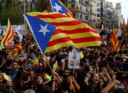　９月２８日、スペイン北東部カタルーニャ自治州のルメーバ外交問題担当相は、欧州連合（ＥＵ）に対し、同州独立の是非を問う住民投票の実施を認めるようスペインに働きかけるべきだとの考えを示した。写真は禁止された独立投票に対して抗議する学生たち。バルセロナで撮影（２０１７年　ロイター／JUAN MEDINA）