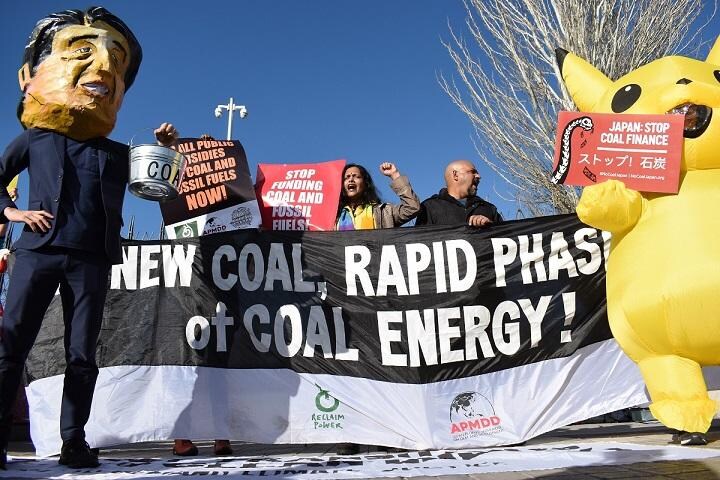 COP25会場周辺で安倍首相に石炭支援を止めるよう訴える活動家たち（FoE Japan高橋英恵氏撮影）