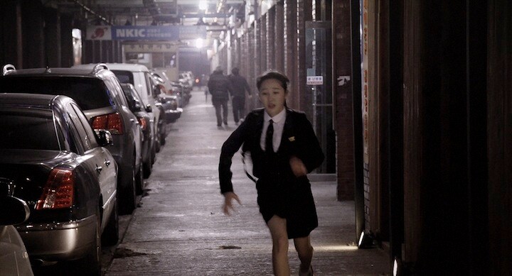 キム・ギドク監督『殺されたミンジュ』。事件から１年が経過した頃に、加害者たちが一人また一人と謎の集団に拉致され、拷問を加えられ、自白を強要されていく。