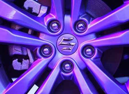 　３月９日、スズキの鈴木修会長は、トヨタ自動車と提携交渉に入っていると報じられたことについて、「（否定した）コメントの通りだ」と述べた。写真はマルチ・スズキ・インディアが生産した車の車輪ロゴ。８日撮影（２０１６年　ロイター／Danish Siddiqui）