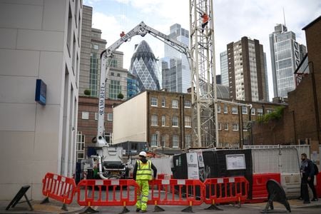 Ｓ＆Ｐグローバル／ＣＩＰＳが６日発表した英国の１１月の建設業購買担当者景気指数（ＰＭＩ）は５０．４と前月の５３．２から低下し、３カ月ぶりの低水準となった。ロンドン金融街の建設現場で１０月撮影。（2022年　ロイター/Henry Nicholls）
