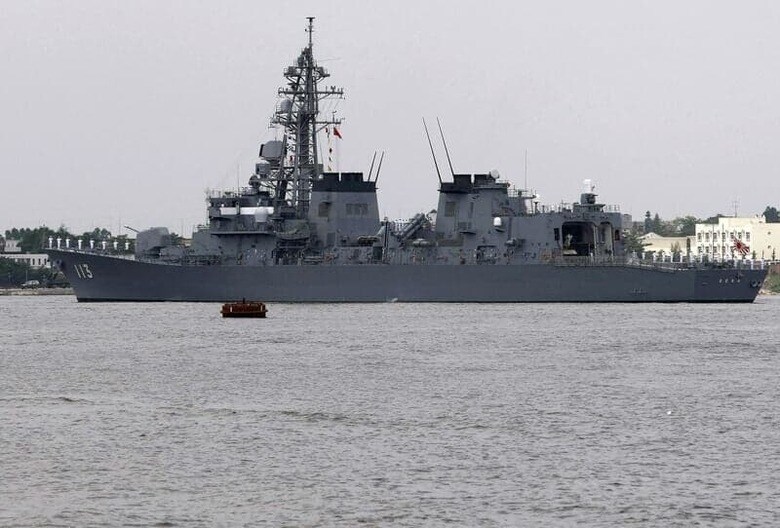 読売新聞とＮＨＫは９月２６日、海上自衛隊の護衛艦「さざなみ」が台湾海峡を初めて通過したと報じた。写真は港に停泊中の「さざなみ」。２００８年６月、広東省湛江市で撮影（２０２４年　ロイター）