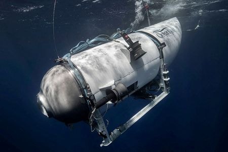 　沈没した英豪華客船タイタニック号の残骸を見るツアー中に行方不明になった潜水艇「タイタン」の乗客が署名していたと考えられる免責同意書は、潜水艇を保有するツアー運営会社オーシャンゲート・エクスペディションズを乗客の遺族が提訴した場合に、運営会社を訴訟から守ることにはならない可能性がある、と法律専門家は話している。オーシャンゲート提供写真（２０２３年　ロイター）
