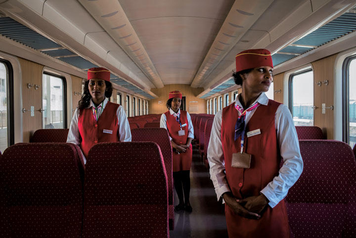 エチオピアからジブチのナガド駅に到着したアディスアベバ・ジブチ鉄道の車両とエチオピア人乗務員。同鉄道は17年に中国資本によって全区間が開業し、ナガド駅も同年に新設された