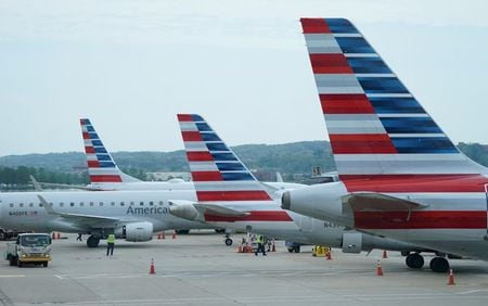 米議会民主党が新型コロナウイルス経済対策の一環で、航空会社や空港、鉄道向けに５００億ドル超の追加支援案を策定していることが、ロイターが入手した文書と関係筋の情報から明らかになった。ワシントンで昨年４月撮影（２０２１年　ロイター/Kevin Lamarque）