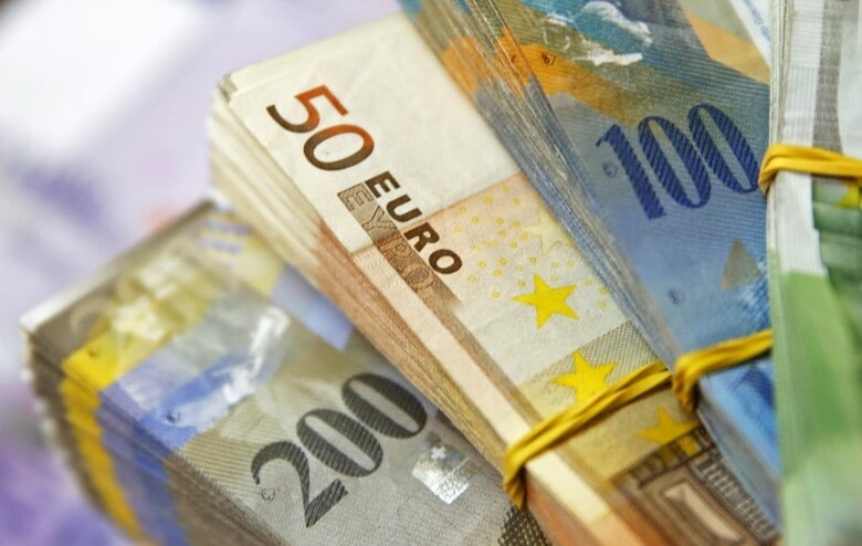 ４月２０日、長年にわたり、有事の資産避難先として、また税務当局の目を逃れる隠れ家としての地位を確立していたスイスフランの威信はいまや失われつつあるのかもしれない。写真はスイスフランとユーロ紙幣。２０１５年撮影（２０１８年　ロイター）