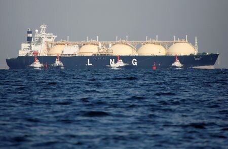 　 ８月２日、液化天然ガス（ＬＮＧ）の買い手である日本の電力やガス大手が、増加を見込む余剰在庫の販売先を開拓しようとアジアで投資を活発化させている。写真は富津市沖をえい航されるLNGタンカー。２０１７年１１月撮影（２０２４年　ロイター/Issei Kato）