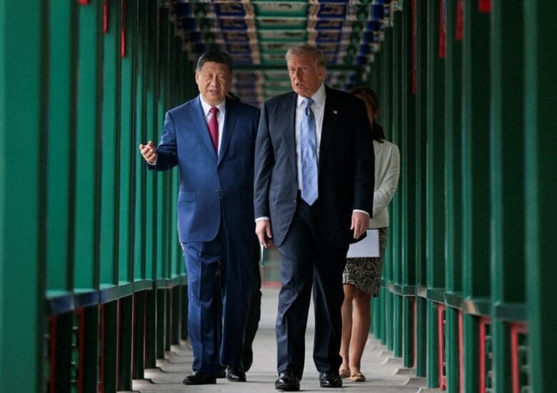 写真は北京の中南海庭園を散策する米国のトランプ大統領と中国の習近平国家主席。2026年5月15日撮影。REUTERS/Evan Vucci