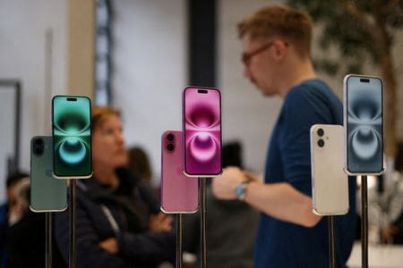 　２月２６日、インドネシアのアグス産業相は、米アップルと同社製造工場の建設と研究開発センターへの投資を含む契約で合意したことを受け、近く国内でスマートフォン「ｉＰｈｏｎｅ１６」を販売できると明らかにした。写真は、ロンドンの店舗に展示された「ｉＰｈｏｎｅ１６」。２０２４年１０月、ロンドンで撮影（ロイター/Hollie Adams）