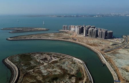 　中国の不動産開発大手、中国恒大集団の資金繰り難を背景に同社と取引のあるサプライヤーの業績が悪化している。写真は海南島の恒大の開発地区。１月６日撮影（２０２２年　ロイター／Aly Song）
