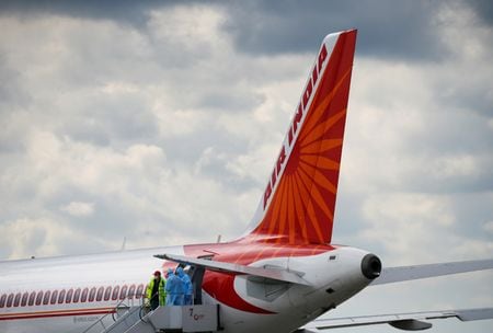　６月７日、インドの航空大手エア・インディアは、インドのデリーから米サンフランシスコに向かう途中でエンジントラブルが発生してロシアの極東地域に緊急着陸したボーイング７７７機の乗客を目的地まで送り届けるため、代替機を派遣した。写真は２０２０年、キーウで撮影されたエア・インディア機（２０２３年　ロイター/Gleb Garanich）