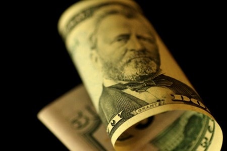 ４月２５日、巨額の資産を抱える米企業年金基金が相当な規模の資金を債券市場に移しつあり、米国債の利回り曲線を一段とフラット化させる力になるかもしれない。写真は２０１７年６月撮影（２０１８年　ロイター/Thomas White）