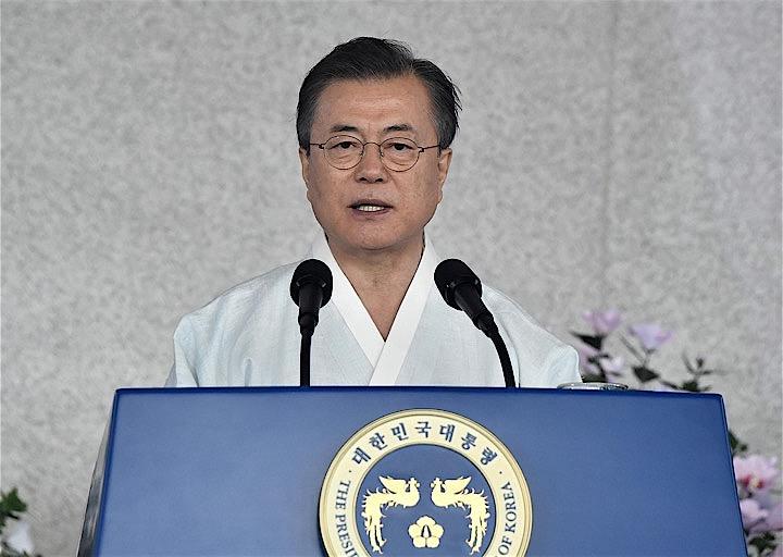 22日、韓国大統領府は、日本との軍事情報包括保護協定（GSOMIA）を破棄すると表明した。写真は15日、韓国チョナンで演説をする韓国の文在寅大統領。代表撮影（2019年　ロイター/Jung Yeon-je）