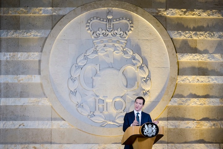 英国のオズボーン財務相は11月17日、英政府通信本部（ＧＣＨＱ）で演説し、サイバーテロ対策を強化すると表明した。 Ben Birchall-REUTERS