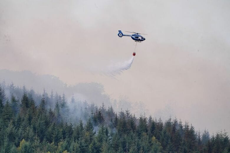 ドイツ西部ヒュルトゲンバルトで発生した山火事。14日撮影。REUTERS/Timm Reichert