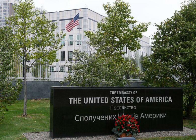 米国務省はロシアが軍事行動を取る恐れがあるとして、在ウクライナ大使館職員の家族に出国を命じたと発表した。キエフの米大使館で2020年10月撮影（2022年　ロイター/Gleb Garanich）